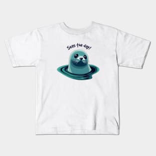 A fur seal looks out of the water. Kids T-Shirt